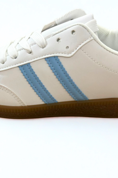 Zapatillas blancas mujer con rayas celestes y suela caramelo