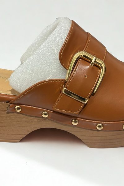 Zueco marrón de tacón para mujer con hebilla dorada