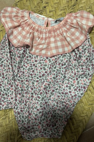 Conjunto floral con volante vichy rosa